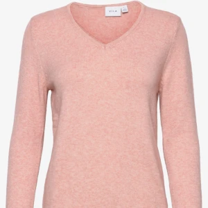 Rosa stickad tröja - Säljer denna för den kommer inte till användning. Den ser inte rosa ut på bilden men det är pågrund av att min kamera inte tar upp färgen. Den är lika rosa som på första bilden!🥰💗