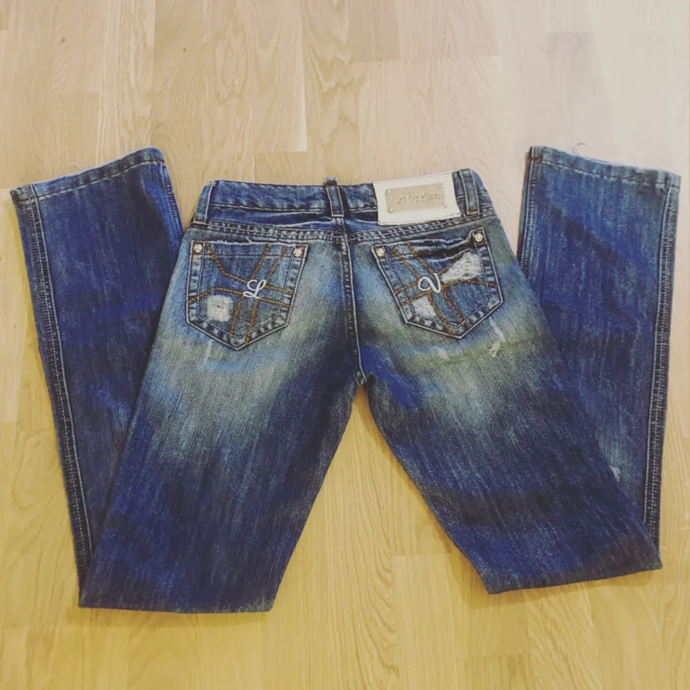 Skit snygga lågmidjade bootcut jeans, Midjemåttet rakt över:36cm innerbenslängden:85cm. Jeans & Byxor.