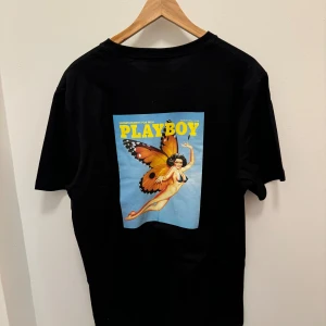 PLAYBOY By soulland  - En skitsnygg T-shirt från souland som har gjort en collab med PLAYBOY. 
