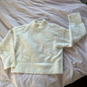 Stickad tröja från HM - Mjuk vit stickad tröja från hm. Säljer då den inte används💕