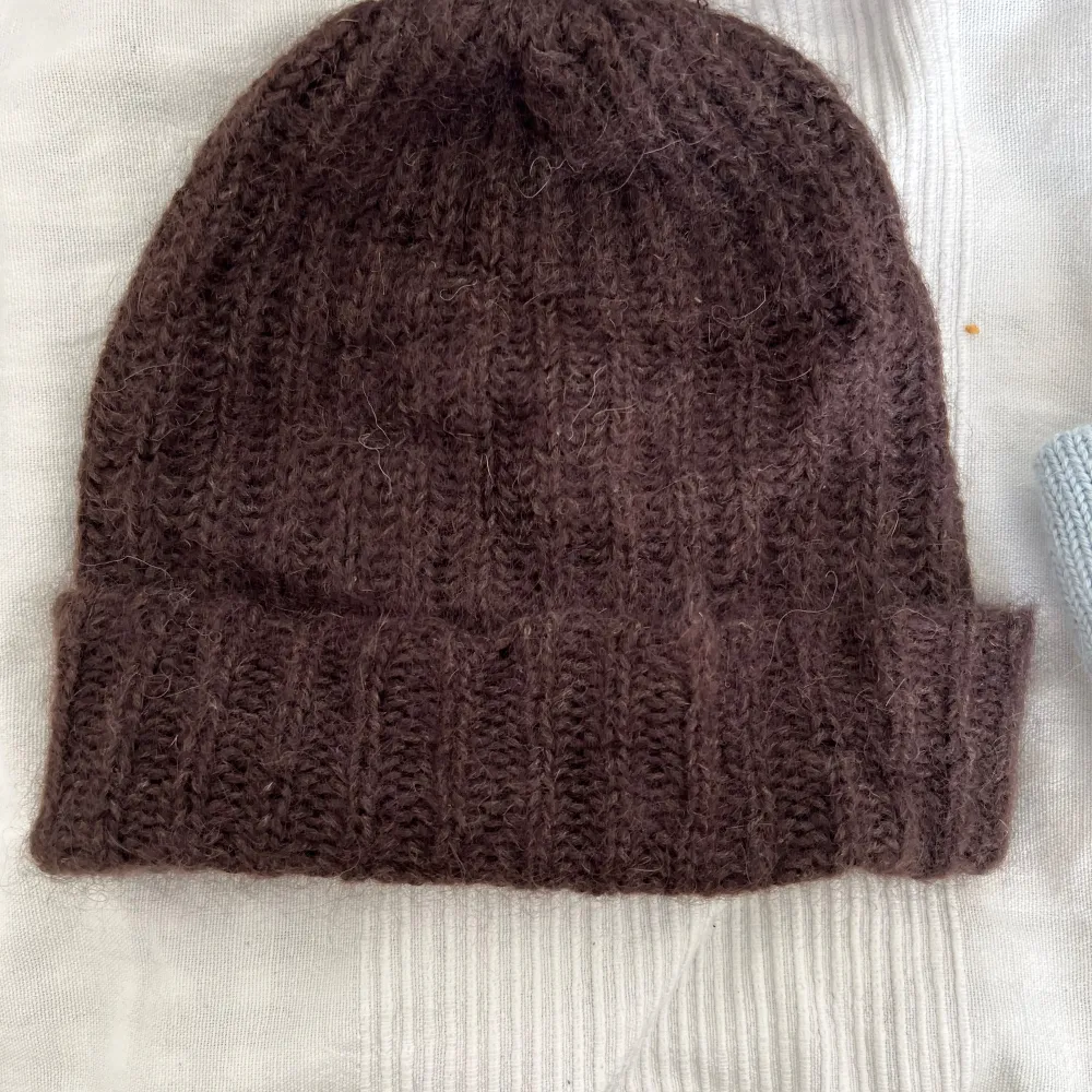 Handstickade mössa, strl S. Fint skick, sparsamt använd. Perfekt present. Mohair och alpacka. Stor utrensning, se profil för fler mössor/vantar, klänningar Adoore/stories osv. Mängdrabatt och samfrakt ges. Garnpris: 400. Asusteet.