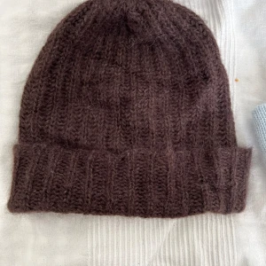 Mössa brun, S, mohair/alpacka  - Handstickade mössa, strl S. Fint skick, sparsamt använd. Perfekt present. Mohair och alpacka. Stor utrensning, se profil för fler mössor/vantar, klänningar Adoore/stories osv. Mängdrabatt och samfrakt ges. Garnpris: 400
