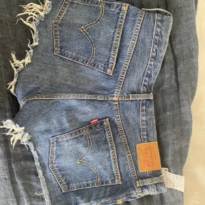 Levis - Levis jeans shorts med slitningar, jätte bra skick🫶🏻nypris 400