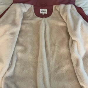 Fodrad regnjacka - En fodrar regn jacka som jätte gosig.    Inte använd många gånger o den är i barnstorlek    Ordinarie pris 499kr