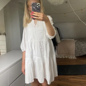 Söt klänning  - Söt klänning från vero Moda, knappt använd😇💕