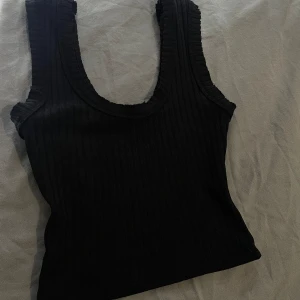 Linne  - Svart ribbat linne i storlek S från Chiquelle💕 