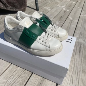 Valentino opens - Säljer mina valentinos. Lagning på sulan men inget man tänker på och är lite repade vid de gröna men annars bra skick och har mer att ge i sig. Köpta på plick