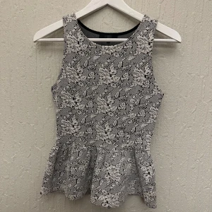 Svart/ Vit Peplumtopp från BIKBOK i storlek small.  - Svart/ Vit Peplumtopp från BIKBOK i storlek small. Använd men i gott skick. Stor garderobsrensning så kolla gärna in mina andra annonser!