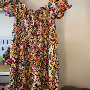 Kläning 👗 - En jättefin blommig kläning från New Yorker. Passar jättefint till sommaren och våren! ☀️ Uppdelad i shorts där nere.💕 Storlek S passar i ålder 10-11 (barn storlek) Fint skick! Meddela privat för fler bilder💕