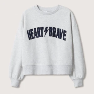 Jättesöt tröja 😍 - Säljer nu min sååå söta sweatshirt från mango kids för att den inte kommer till användning o bara tar plats i garderoben 😩 så snygg verkligen det står Heart Brave på o en blixt o det är i ett blått/svart leopardmönster 😍 SÅÅÅ snygg verkligen!! 