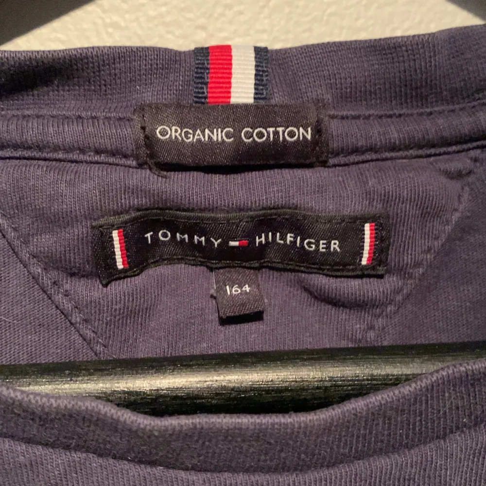 Tjena, säljer en t-shirt från Tommy Hilfiger eftersom att den är för liten och kommer därför inte till användning. Skick 9/10. Använd 12-15 gånger.. T-shirts.