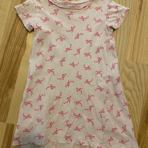 Nattlinne/klänning - Storlek 122/128. Begagnat skick. Kolla gärna in mina andra annonser för samfrakt!