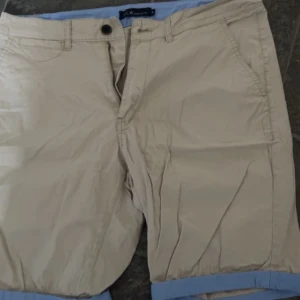 Beiga shorts - Beiga shirt som är perfekta till sommaren, skick:7/10, storlek:M