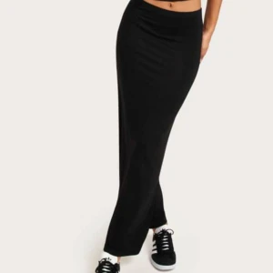 Low waist kjol  - Svart low waist kjol ifrån Nelly jätte fin på o använd 1 gång.