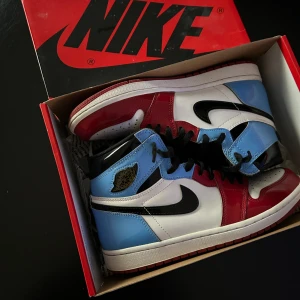 Jordan 1 Fearless - Riktigt bra skick, knappt använda. Köpta från GOAT.