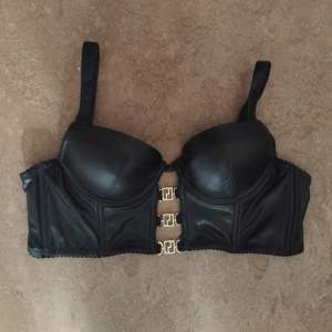 Bustier i en stl 75A. Använd 1 gång. 46kr i frakt.