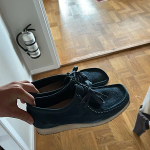 Clarks - Använda 1 gång eller två. Storlek 42,5. Kommer nog bli trendiga i Sverige men vet ej, tycker fortfarande d e feta men har bara inte använt 