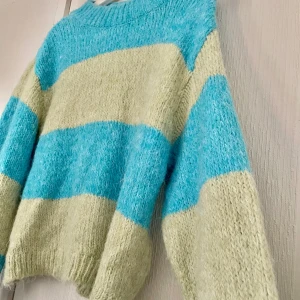 Stickad tröja - Denna fina mysiga stickade tröjan försöker jag nu sälja igen, den förtjänar mer användning.. använd Max 3 gånger så den är som ny!🩵storlek s🩵