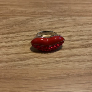 Ring - Röd och silvrig mun/läpp ring med strass. Fint skick💗