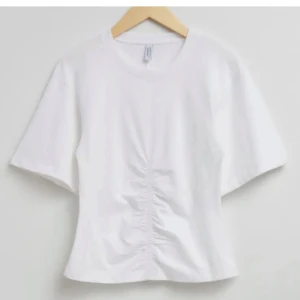 & other stories tröja - Populär vit t-shirt i storlek m men passar mig som brukar ha xs/s!