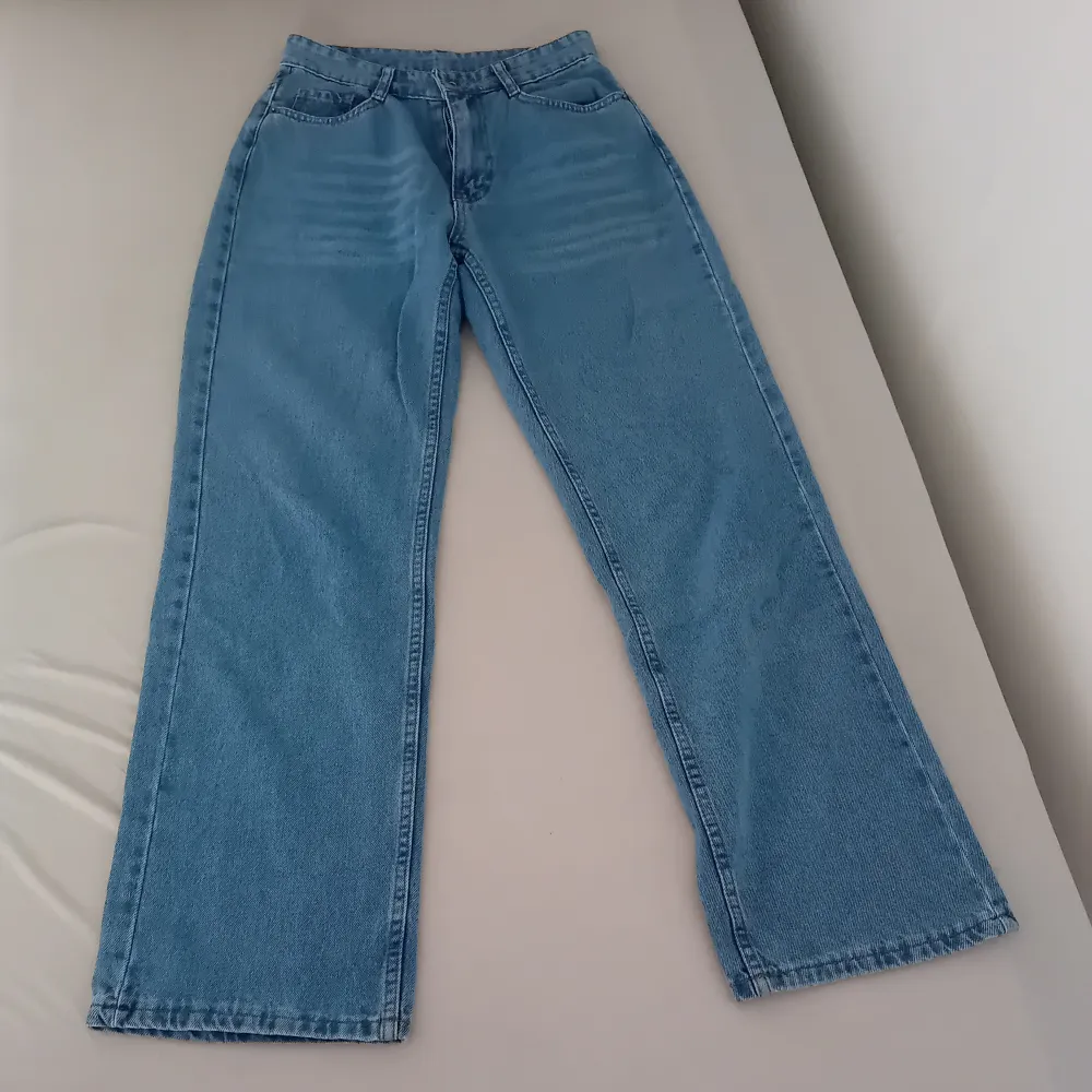 Inget märke eller storlek. Skulle sagt att den är 34/36. Oanvänd då den är för liten för mig. . Jeans & Byxor.