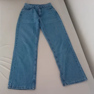 Jeans  - Inget märke eller storlek. Skulle sagt att den är 34/36. Oanvänd då den är för liten för mig. 