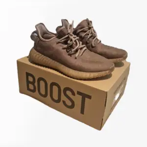 Säljer mina Yeezy 350 då de inte kommer till användning. Helt perfekta på sommaren då de är väldigt luftiga🔥 Inköpta för 2400. Lite hål som blivit lagade (se bilder).