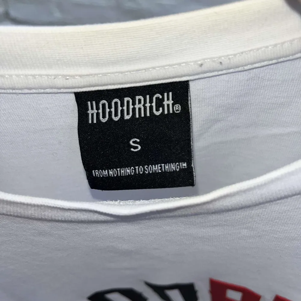 Säljer denna hoodrich t-shirt. Den är i riktigt bra skick och ser ut som ny. Pris kan diskuteras . T-shirts.