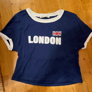 London t-shirt  - Super fin kroppsd t-shirt som tyvärr aldrig använts! 