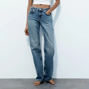 Jeans - Populära raka jeans från Zara. Storlek 38. Medelhög midja. Sparsamt använda, mycket bra skick. Nypris 399kr 
