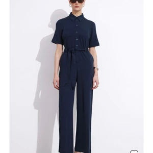 Jumpsuit med knytskärp, S - Jumpsuit med knytskärp, S, från and other stories. Följsam silhuett. Nypris 1400. OBS! Säljer den långärmade modellen. Säljer även en i XS. Se profil för fler kläder från Adoore, stories etc. 