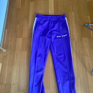 Palm angels byxor - PALM ANGELS byxor  Pris 1900kr Bud 1700kr Skick 9/10  Storlek M  Köpt på wear the hype, digitalt kvitto finns.