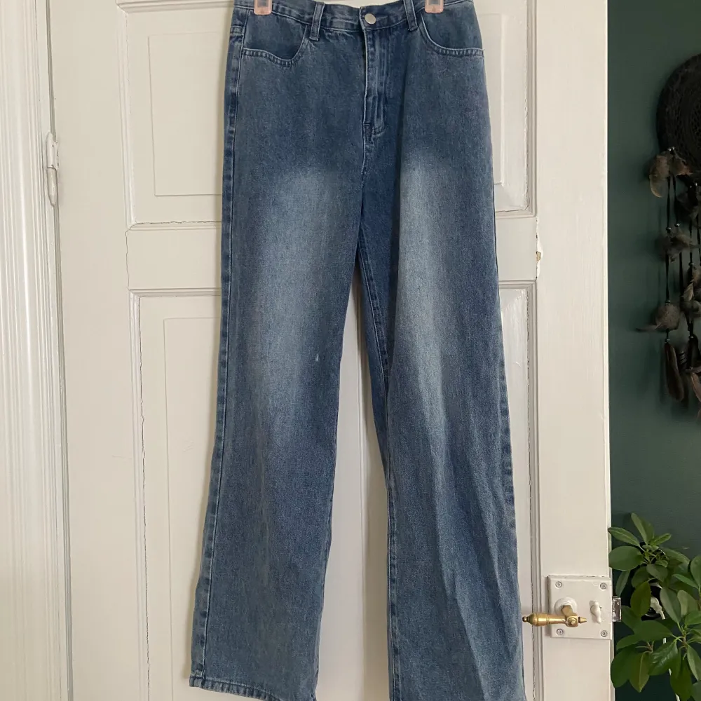 Mått: Längd: 104cm Midja: 74cm Höfter: 99cm Lår: 63cm. Jeans & Byxor.