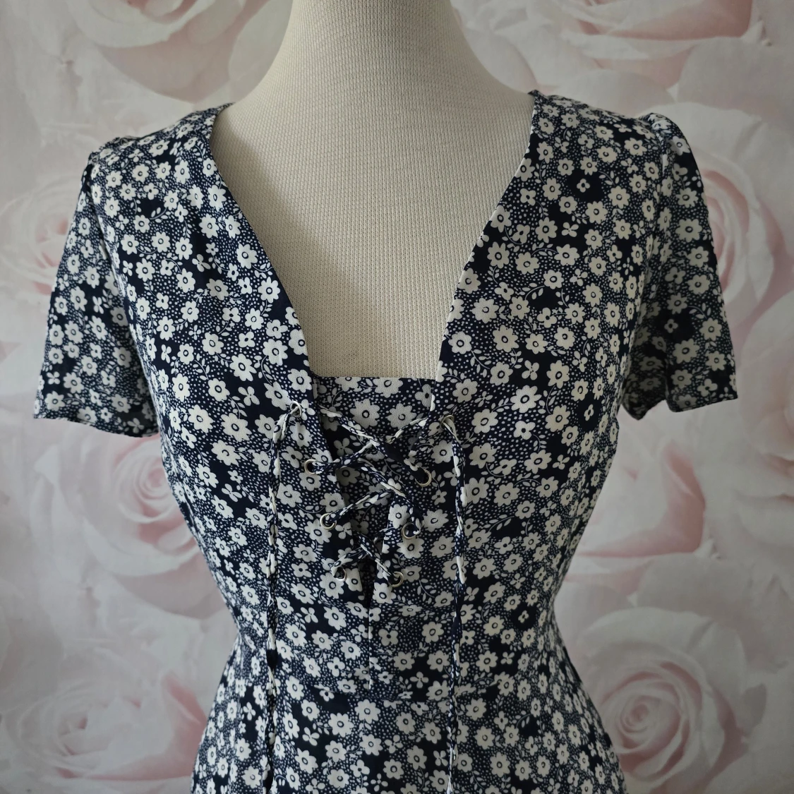 Kort tunn blommig klänning - 90