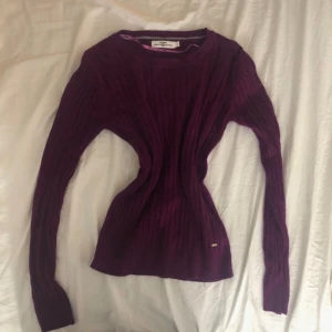 Hampton Republic tröja - Stickad tröja i bra skick och skönt material, färgen är vinröd/lila!😍😍perfekt till hösten