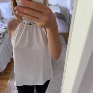 Vit topp - FINASTE toppen 🥹🙏 använd någon enstaka gång endast så i nyskick!  säljer billigt då jag måste göra mig av med kläder så första till kvarn💕
