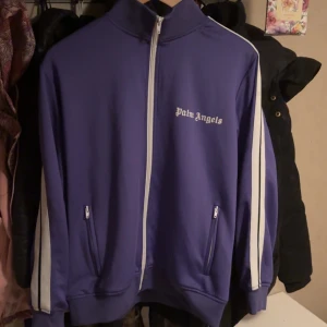 Palm angels kofta - En Palm Angels kofta i färgen lila. Knappt använd så i väldigt bra skicka. Storlek S men funkar på M. Qr kod samt original påse medföljer. Pris ej hugget i sten!