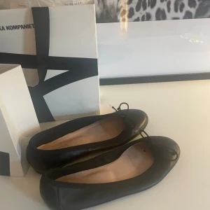 svarta ballerina skor - Snygga svarta ballerina skor i storlek 36💕💕💕🐆🐆 tyvär är dom för små därför säljer jag dem💕🥹 svarta med snöre där fram och super trendiga!!