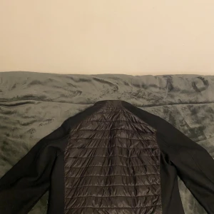 Parajumper jacka - Säljer min parajumper jacka använd några gånger haft den i några månader jätte bra skick inga skador.