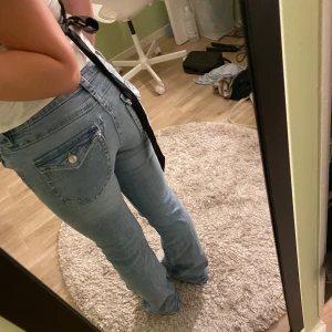 Gina chunky flared jeans - Gina young jeans i stolek 164. Köpta i april för 349kr och använd fåtal gånger. Inga synliga defekter utom ett hål på baksidan som man knappt märker. Skriv vid frågor💗