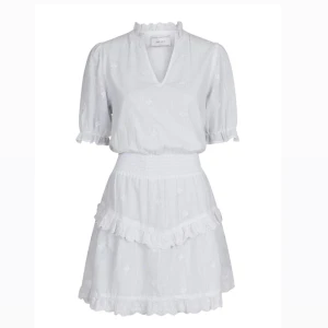 Neo noir klänning - Helt oanvänd klänning med etikett kvar från neo noir. Sann till storleken, skriv för fler bilder:) Köparen står för frakt:)