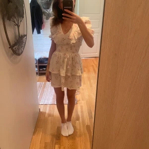 Gina klänning  - Mönstrad volang klänning från Gina tricot. Strl Xxs. Jätte fin och i toppen skick, använd en gång.