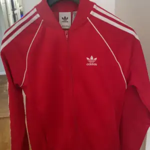 Säljer min adidas sätt som är använd en par gånger men är nästan som ny har inga hål eller något.köpt för 1200kr.