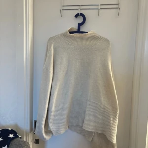 Vit stickad  - Vit polo stickat från Gina Tricot 