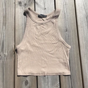Zara- beige tank top - Super fin och basic tank top ifrån zara. Den är jätte bra att ha nu på sommaren men säljs då den inte passar längre. Använd några gånger men är i bra skick. Skriv privat för flera bilder💖