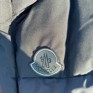 Moncler väst i bra skick - Hej säljer En fin Moncler väst som är i bra skick som är i bra skick och jag har aldrig använt den