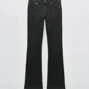 Lågmidjade jeans! - Säljer nu mina fina  jeans då de inte kommer till användning längre. Köpta second hand men de är i väldigt bra skick! De är lågmidjade och bootcut! (Lånade bilder) byxorna liknar de på bilden💕