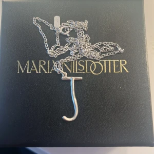 Maria Nilsdotter halsband  - Jättefint halsband från Maria Nilsdotter med tunn kedja längd 50 (är lite osäker) 🫤 Köptes på Maria Nilsdotter för 1795 kr, bokstaven J i Silver. Pris kan diskuteras!!❤️❤️❤️