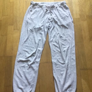 Sweatpants - Gråa sweatpants, sköna, bekväma, skön insida.