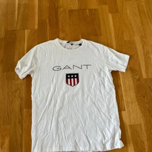 Gant t-shirt - Gant t-shirt. Välanväbd men fortfarande i väldigt bra skick. Storlek 15y (170cm) men är som S i storleken. 